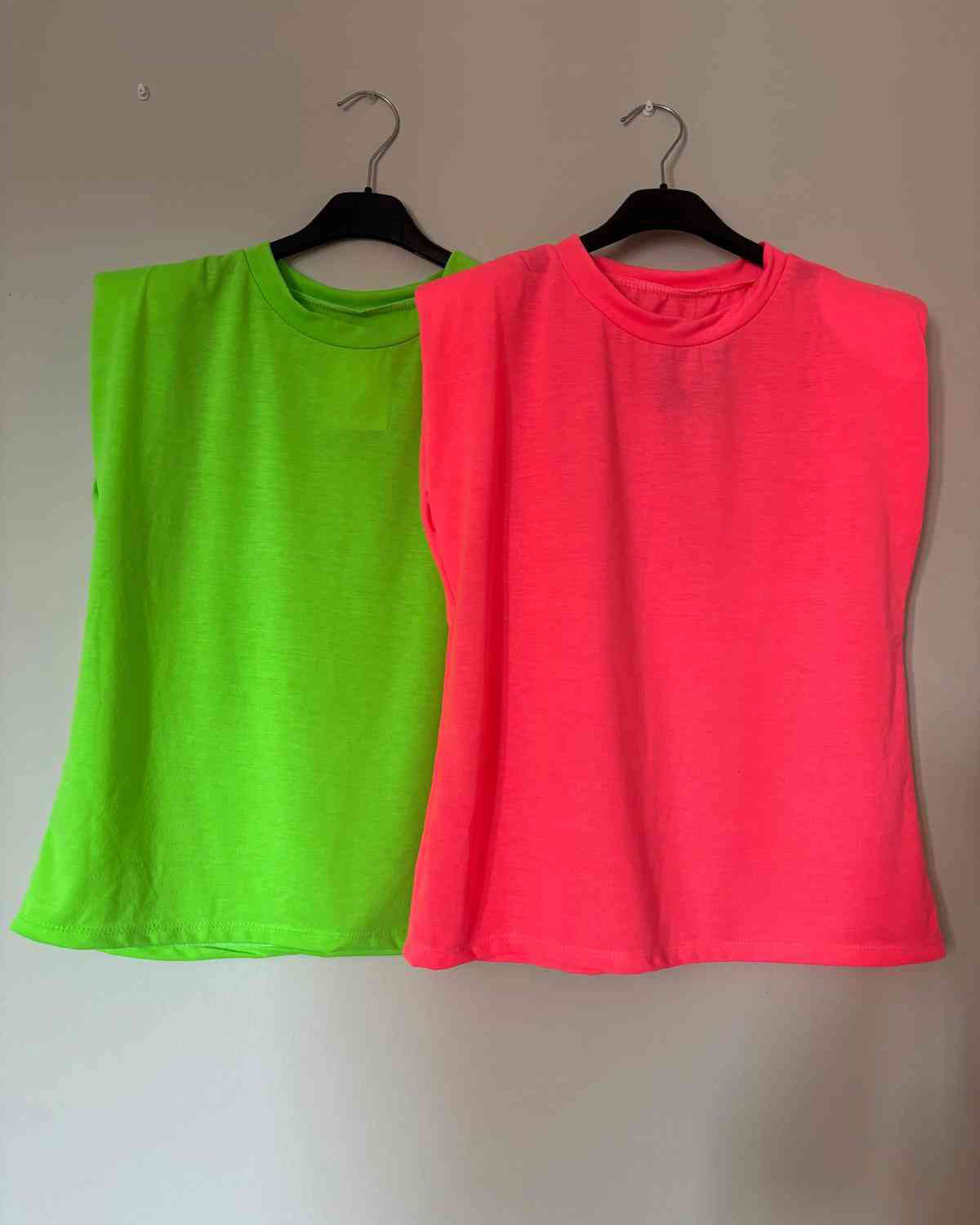 CAMISETA HOMBRERAS FLUOR